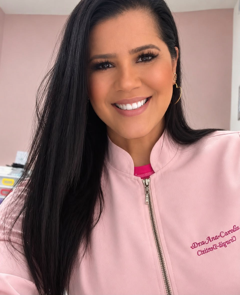 Profissional da clínica sorrindo em um consultório odontológico